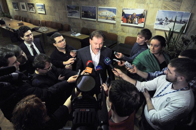 Президент РФБ Александр Красненков держит ответ перед журналистами