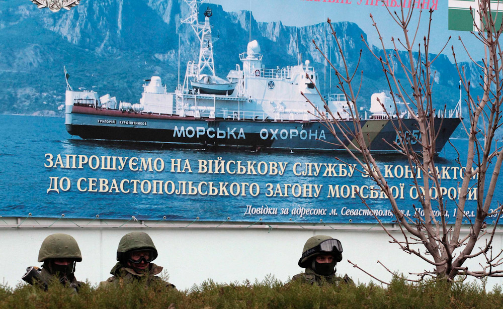 Российские военнослужащие около пограничного поста в Балаклаве