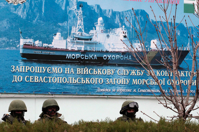 Российские военнослужащие около пограничного поста в Балаклаве
