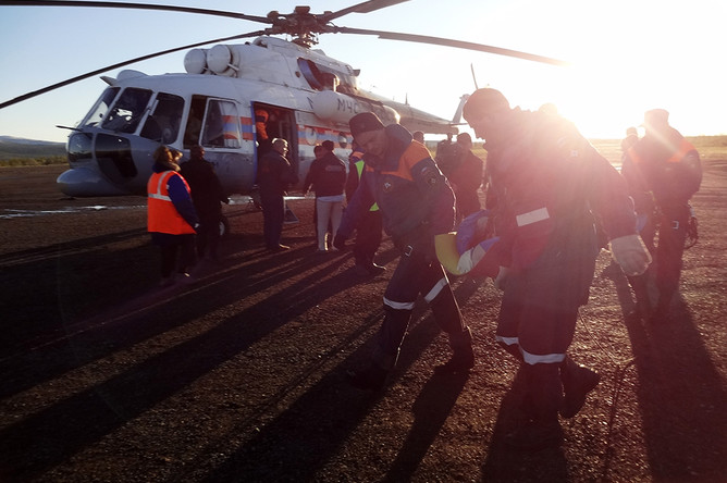 Спасатели МЧС России на месте крушения вертолета Ми-8 в Якутии