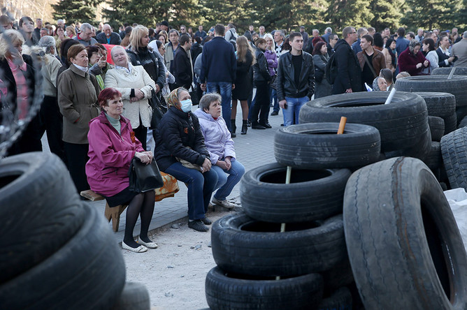 Местные жители у здания Донецкой областной администрации