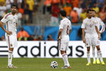 Хави и Диего Коста разводят мяч с центра поля после очередного мяча, забитого сборной Нидерландов, на чемпионате мира в Бразилии