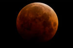 Красная Луна в небе над Госфордом к северу от Сиднея