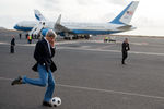 Государственный секретарь США Джон Керри играет в футбол на летном поле в аэропорту острова Сал, Кабо-Верде, где его самолет приземлился для дозаправки по дороге в Вашингтон. 5 мая 2014 года