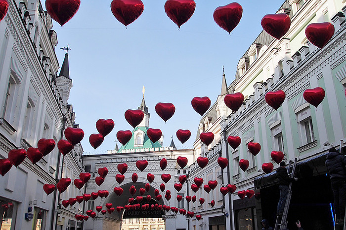 Третьяковский проезд, украшенный воздушными шарами в честь Дня всех влюбленных