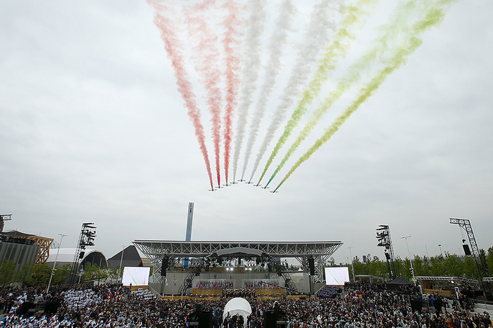 Итальянская пилотажная группа Фречче Триколори во время выступления на&nbsp;церемонии открытия выставки Expo 2015&nbsp;в&nbsp;Милане