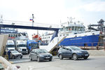 Паром прибыл в порт Кавказ, с нижней палубы на берег выезжают автомобили