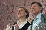 Яна Чурикова и Евгений Меньшов поют дуэтом на телевизионной передаче «Кумиры», 2004 год