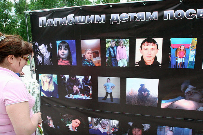 Жители Донецка в&nbsp;Международный день защиты детей на&nbsp;митинге &laquo;Мы вас помним&raquo; в&nbsp;память о&nbsp;детях Донбасса, которые погибли в&nbsp;результате обстрелов города
