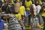 Бразильские болельщики в масках Йозефа Блаттера и экс-главы конфедерации футбола Бразилии Хосе Марии Марина