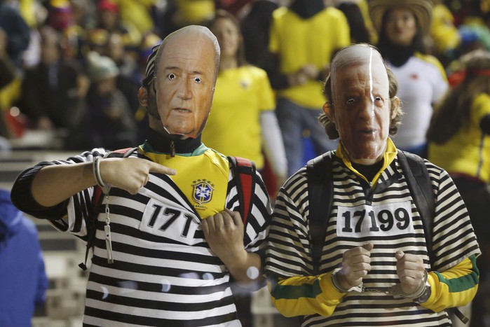 Бразильские болельщики в&nbsp;масках Йозефа Блаттера и экс-главы конфедерации футбола Бразилии Хосе Марии Марина