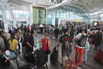 Пассажиры в международном терминале в аэропорту Нгурах-Рай на индонезийском курортном острове Бали