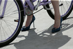 Участница велопарада «Леди на велосипеде» в парке «Сокольники»