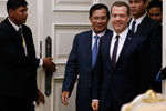 Премьер-министр РФ Дмитрий Медведев (справа на первом плане) и премьер-министр Камбоджи Хун Сен (второй слева) перед началом подписания совместных документов по итогам российско-камбоджийских переговоров
