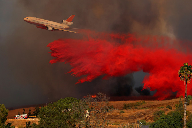 Самолет DC-10 во время лесных пожаров в Ориндже, Калифорния, 9 октября 2017 года