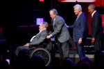 Бывшие президенты США Джордж Буш-старший, Джордж Буш-младший, Билл Клинтон и Барак Обама во время благотворительного концерта в Техасском университете A&M, 21 октября 2017 года