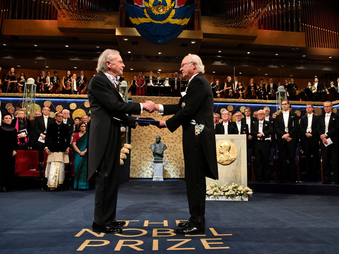 Австрийский писатель Петер Хандке, лауреат Нобелевской премии по литературе, и король Швеции Карл XVI Густав во время церемонии вручения премии в Стокгольме, 10 декабря 2019 года
