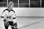 Точкой отсчета для взрослой спортивной карьеры Гретцки можно считать 1978 год - 17-летний игрок заключил контракт с клубом Всемирной хоккейной ассоциации (ВХА) «Индианаполис Рэйсерс» на сумму порядка $100 тыс. В том же году хоккеист попал в «Эдмонтон». В первом же сезоне он набрал 110 очков, среди которых было 46 шайб, и был признан лучшим новичком ВХА. На фото Гретцки во время тренировки с «Индианаполис Рэйсерс» в 1978 году