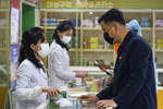 Местный житель в одной из аптек Пхеньяна, 16 мая 2022 года