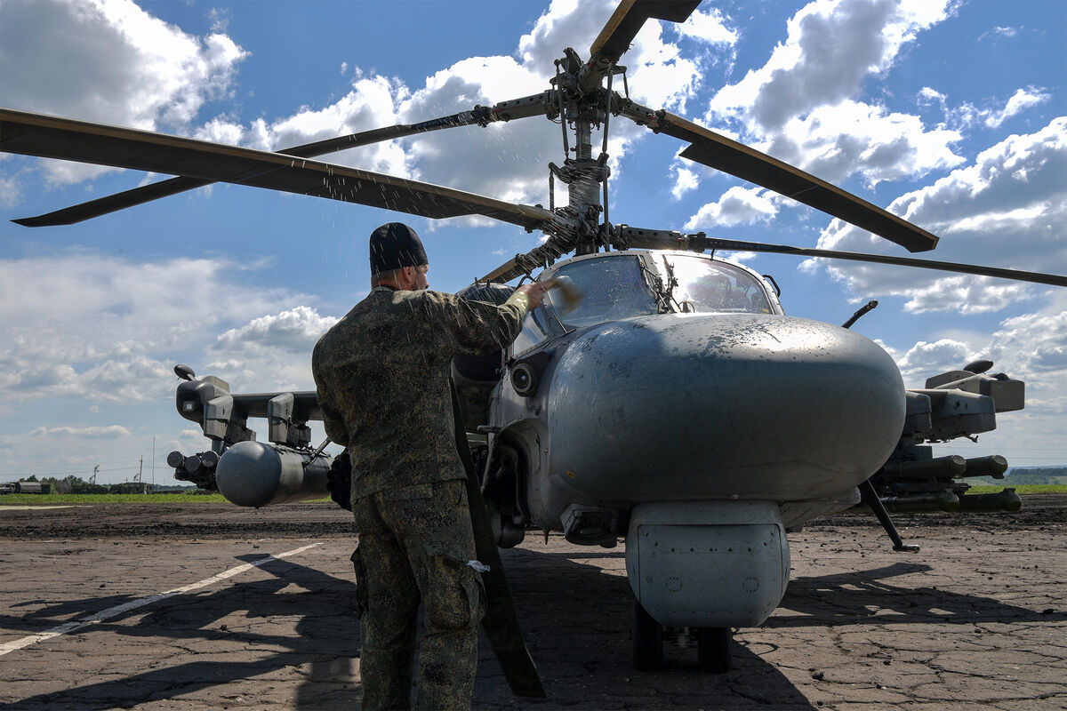 Военный священник РПЦ освящает ударный вертолет Ка-52 ВКС России на аэродроме базирования в зоне проведения специальной военной операции на Украине
