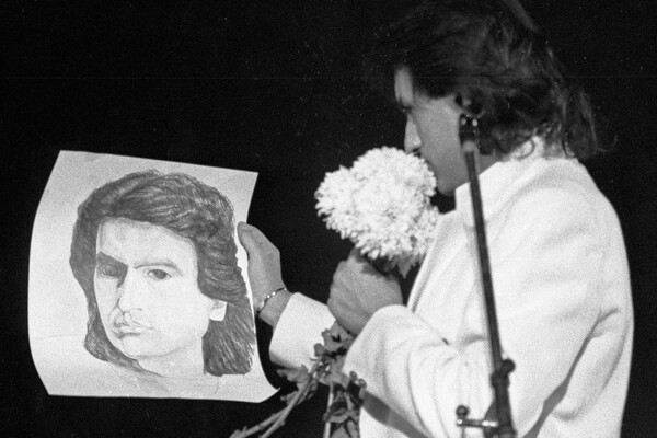Тото Кутуньо держит в&nbsp;руках свой портрет, подаренный зрителями во время выступления в&nbsp;Москве, 1985&nbsp;год