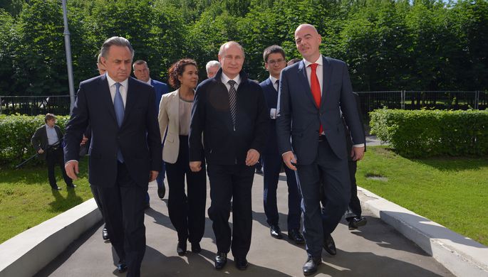Президент России Владимир Путин (в центре), глава РФС Виталий Мутко (слева) и президент ФИФА Джанни...