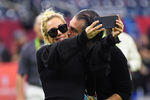 Певица Леди Гага и Кристиан Карино перед началом финального матча Национальной футбольной лиги