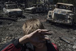 Автомобили на окраине Донецка, сгоревшие в результате обстрела (победитель в категории «Долгосрочные проекты» — серия «Черные дни Украины»)