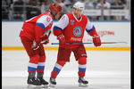 Хоккеист Павел Буре и Владимир Путин во время гала-матча команд Ночной хоккейной лиги