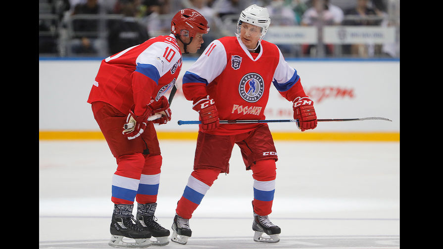 Хоккеист Павел Буре и Владимир Путин во время гала-матча команд Ночной хоккейной лиги