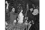 1958 год. Папа с маленькой дочкой выбирают елочные украшения 