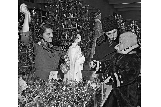 1958 год. Папа с маленькой дочкой выбирают елочные украшения