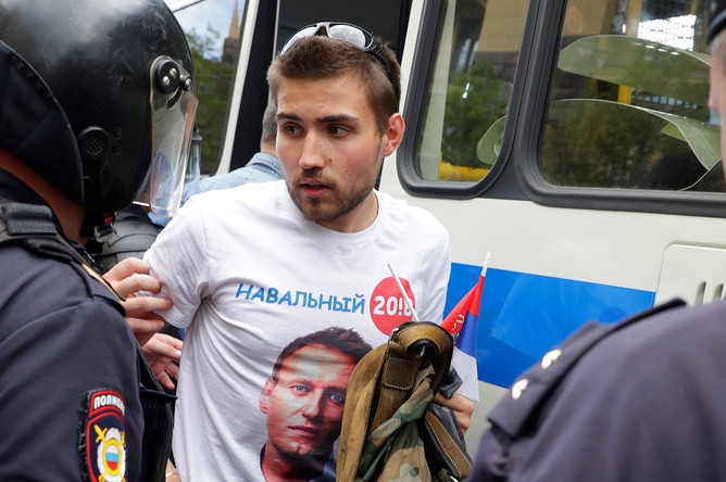 Задержание участника несанкционированного митинга на Тверской улице в Москве