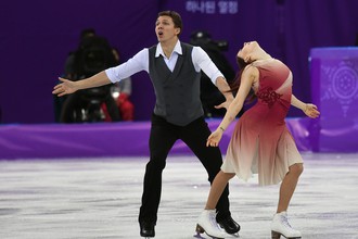 Российские фигуристы Екатерина Боброва и Дмитрий Соловьев в произвольной программе танцев на льду на зимних Олимпийских играх — 2018