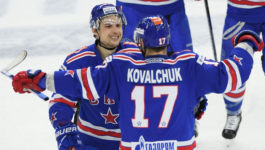 Вадим Шипачев и Илья Ковальчук (№17) празднуют шайбу в ворота «Локомотива»