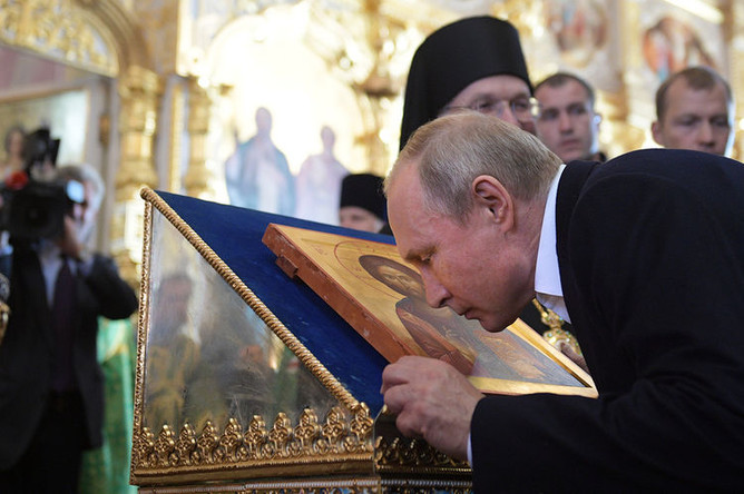 Президент России Владимир Путин во время посещения Спасо-Преображенскиого Валаамского ставропигиального монастыря, 11 июля 2018 года
