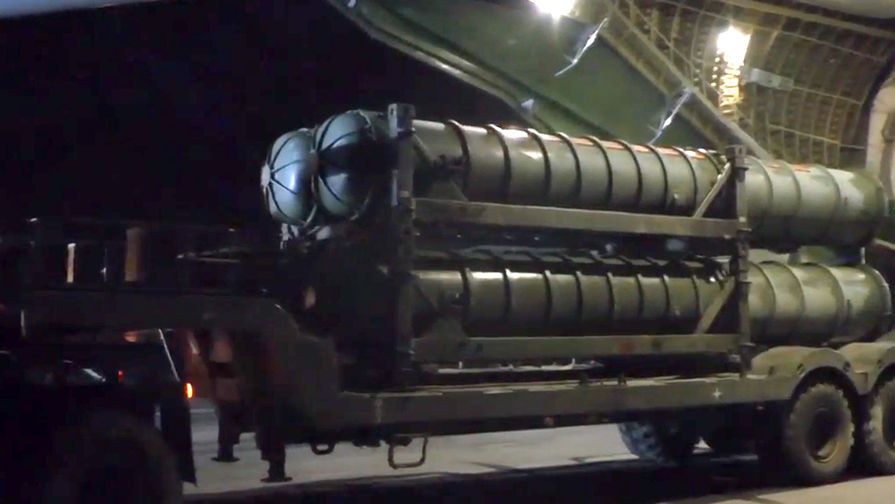 Зенитно-ракетные комплексы С-300, доставленные в Сирийскую Арабскую республику самолетом Ан-124-100 «Руслан» министерства обороны РФ (кадр из видео)