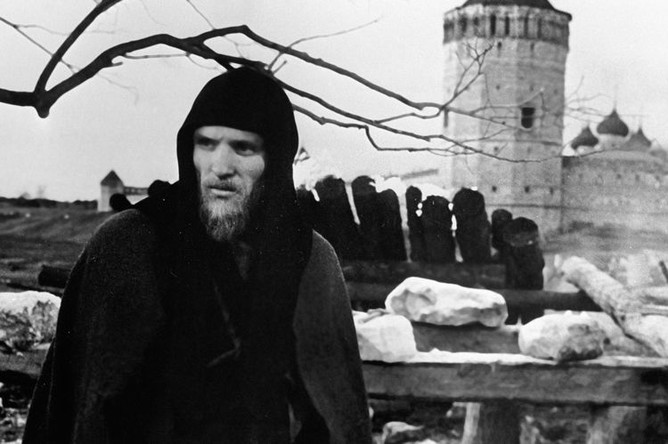 Анатолий Солоницын в роли Андрея Рублева на съемках фильма «Андрей Рублев», 1965 год