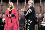 Во время присуждения почетной докторской степени Джоан Роулинг в Университете Эдинбурга, Шотландия, 2004 год.
