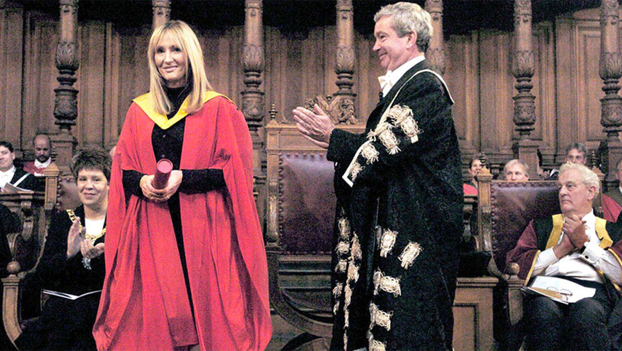 Во время присуждения почетной докторской степени Джоан Роулинг в&nbsp;Университете Эдинбурга, Шотландия, 2004 год.