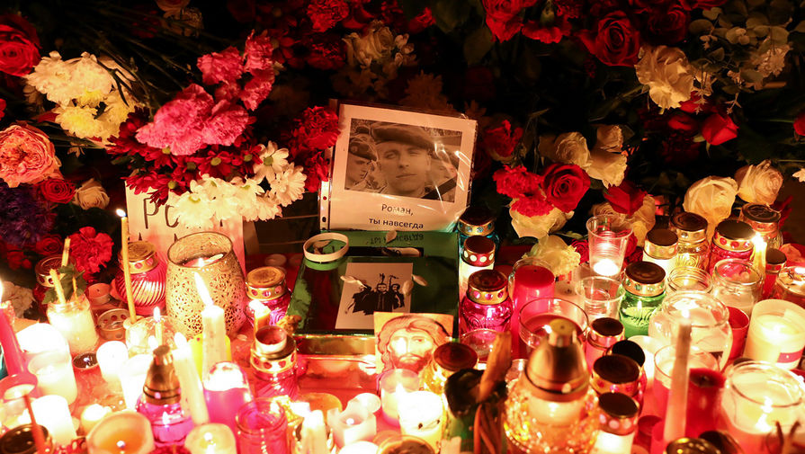 Цветы и свечи на&nbsp;акции памяти погибшего Романа Бондаренко в&nbsp;Минске, 12 ноября 2020 года
