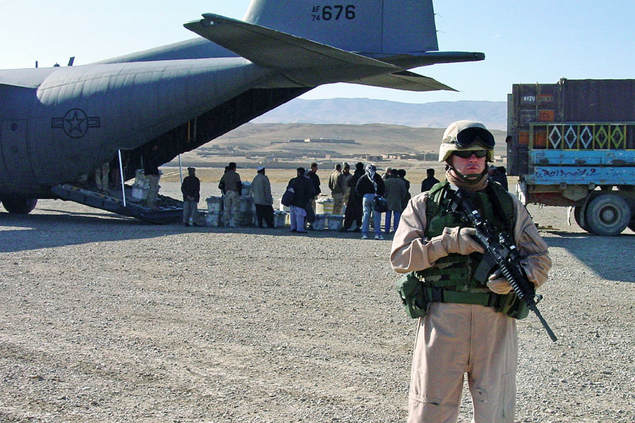 Военнослужащий США на авиабазе Карши-Ханабад в Узбекистане