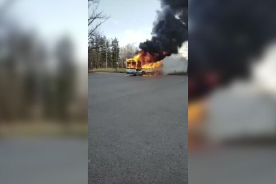 Пожар на автобусной спб. Пожар в общественном транспорте. В Петергофе сгорел автобус.