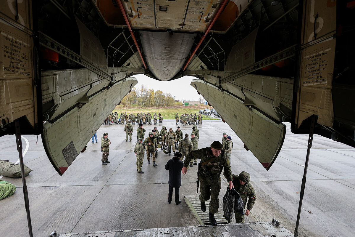 Загрузка мобилизованных военнослужащих в самолет перед отправкой в зону СВО с аэродрома «Чкаловск» в Калининграде, 11 ноября 2022 года