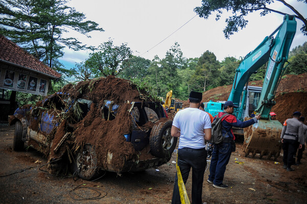Поврежденный автомобиль из-за схода оползня после землетрясения в&nbsp;Чианджуре, Индонезия, 22&nbsp;ноября 2022&nbsp;года