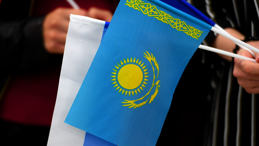 Россияне стали реже переводить деньги в Казахстан впервые за год