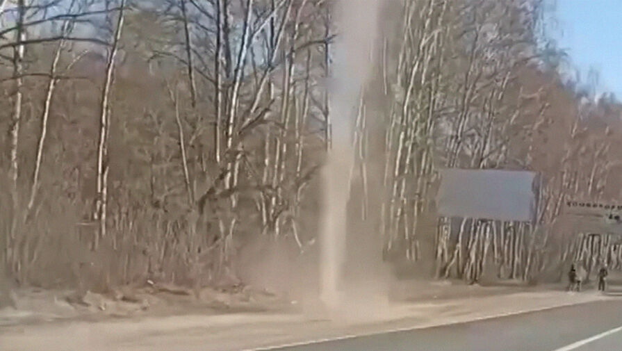 Водитель снял на видео смерч на обочине дороги