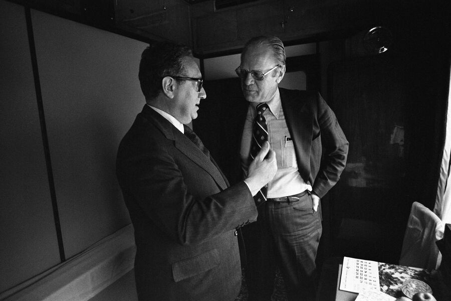 Президент США Джеральд Форд (справа) и Генри Киссинджер совещаются в&nbsp;поезде перед&nbsp;саммитом во Владивостоке, Россия 1974&nbsp;год