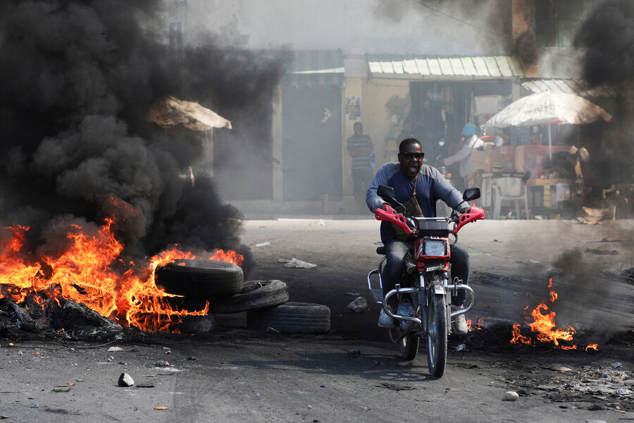 Горящие баррикады во время протестов в&nbsp;Порт-о-Пренсе, Гаити, 18&nbsp;января 2024&nbsp;года