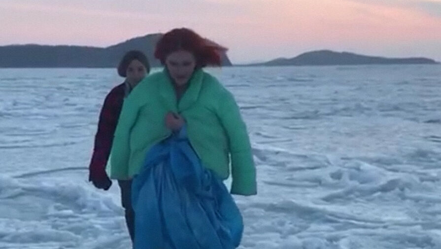 Россиянок во время фотосессии унесло на оторвавшейся льдине в Амурский залив